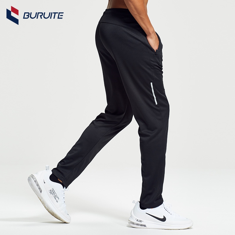 กางเกงขายาวสำหรับออกกำลังกาย มีกระเป๋าอยู่ทั้งสองข้าง ออกแบบให้แห้งเร็ว มีกระเป๋าสองด้าน