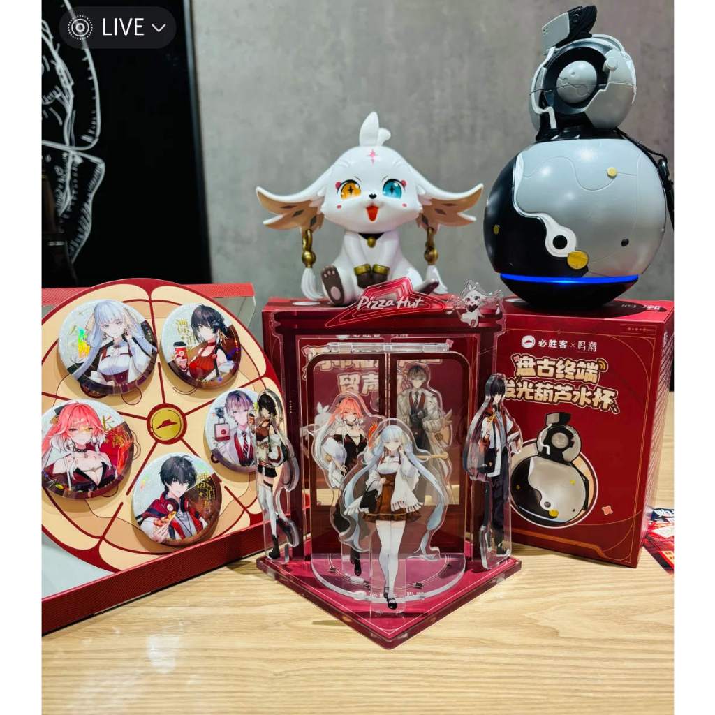 ของแท้อย่างเป็นทางการ Pizza Hut x wuthering wave collation standee badge aww