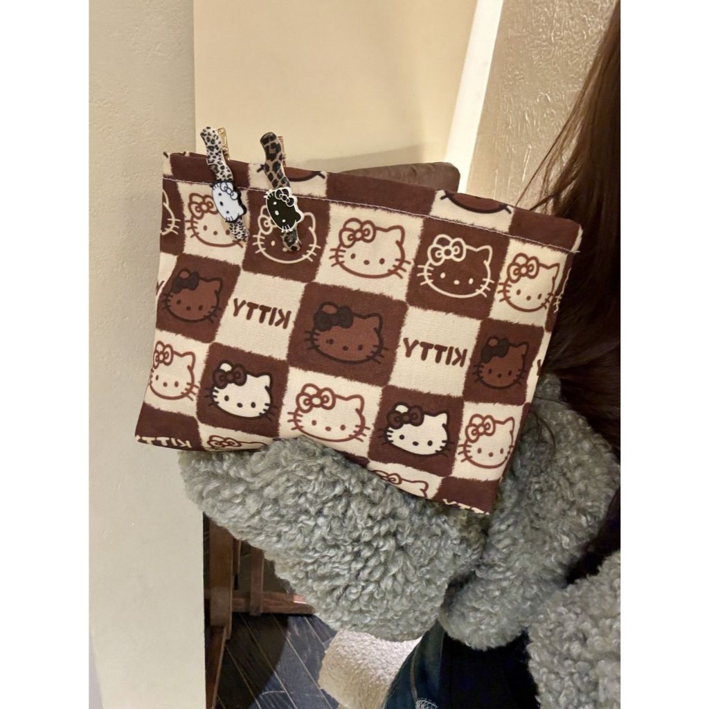 กระเป๋าแต่งหน้าผ้าแคนวาส Hello Kitty น่ารักใหม่ กระเป๋าแต่งหน้าผู้หญิงแบบพกพาความจุขนาดใหญ่ ราคา ถูกที่สุด ดีลบีเคเค แกลเลอรีภาพที่ 6