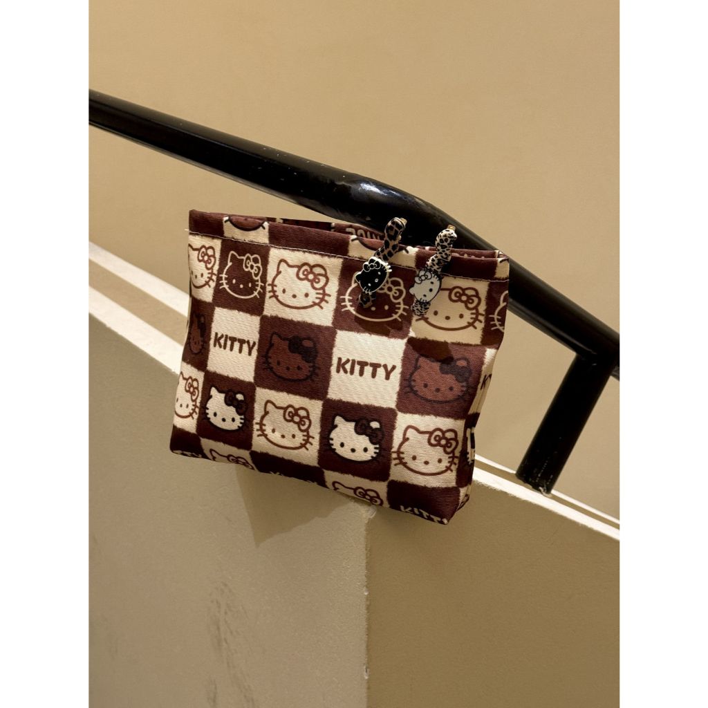 กระเป๋าแต่งหน้าผ้าแคนวาส Hello Kitty น่ารักใหม่ กระเป๋าแต่งหน้าผู้หญิงแบบพกพาความจุขนาดใหญ่ ราคา ถูกที่สุด ดีลบีเคเค แกลเลอรีภาพที่ 4