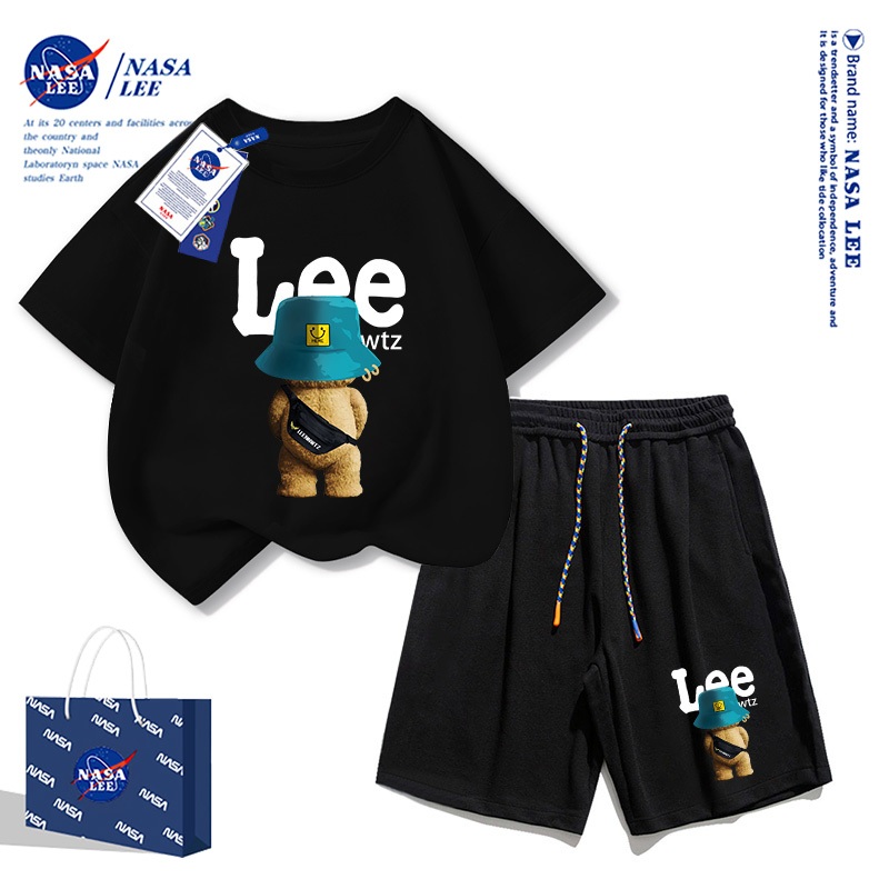 ชุดเสื้อยืดแขนสั้นฤดูร้อนสไตล์อเมริกันNASAสำหรับเด็ก รุ่นใหม่ปี2025ผ้าคอตตอนนุ่ม ลายหมีเล่นสเกตบอร์ด