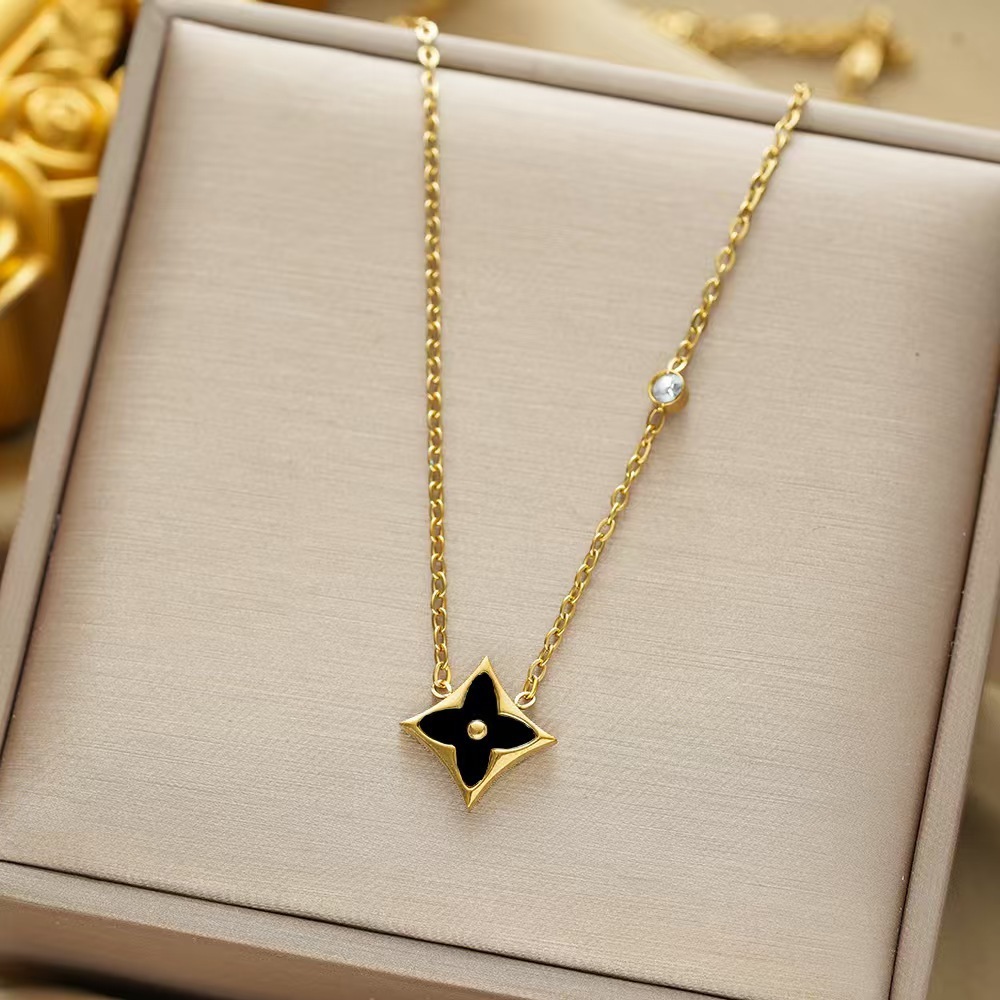 Four-leaf Clover แฟชั่นคุณภาพสูงสร้อยคอเหล็กไทเทเนียม Niche หรูหรา Clavicle Chain 18k Gold สร้อยคอเครื่องประดับผู้หญิง