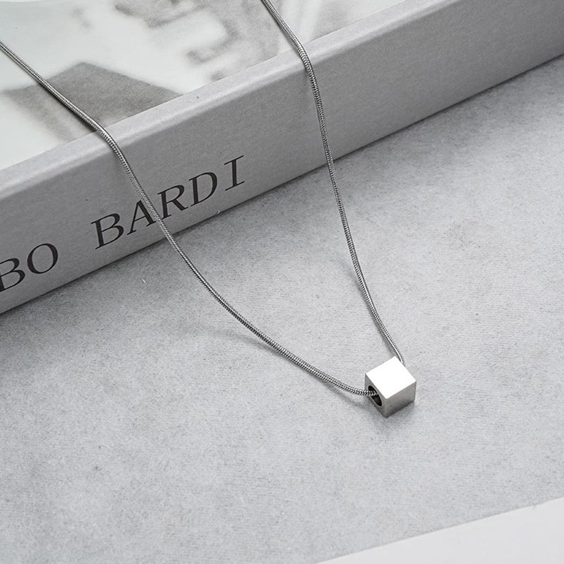 สร้อยคอผู้ชายพร้อมจี้สี่เหลี่ยมเล็ก เครื่องประดับแฟชั่นที่เรียบง่าย สร้อยคอ ผู้ชาย