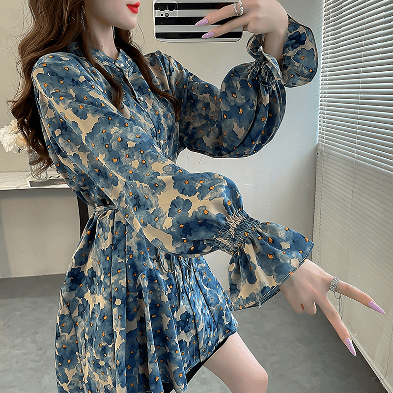 เสื้อชีฟองลายดอกไม้ใหม่สำหรับผู้หญิง ความยาวปานกลาง ดีไซน์น่าระทึกใจและผูกเชือก เหมาะสำหรับชุดลำลองฤดูร้อน เสื้อเบลาส์แขนบานและอเนกประสงค์ สไตล์วินเทจ เสื้อแขนยาว เสื้อผ้าผู้หญิงแฟชั่น