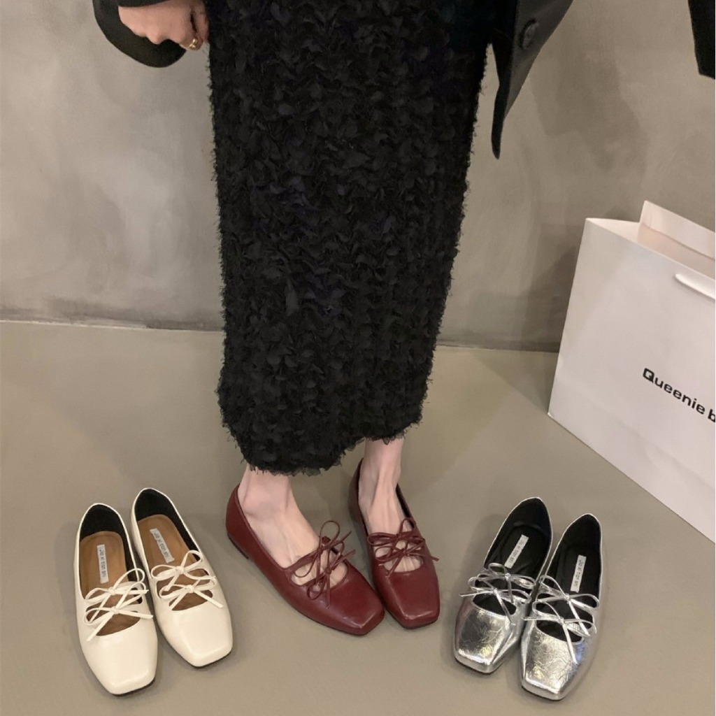 (พร้อมกล่อง) Luxlane รองเท้าแฟชั่นสำหรับผู้หญิง รองเท้าบัลเลต์หัวเหลี่ยมแบบแบน Elegant Retro Square Toe Mary Jane พร้อมโบว์เงินบัลเล่ต์แฟลต ขนาด 35-41 ราคา ถูกที่สุด ดีลบีเคเค แกลเลอรีภาพที่ 3