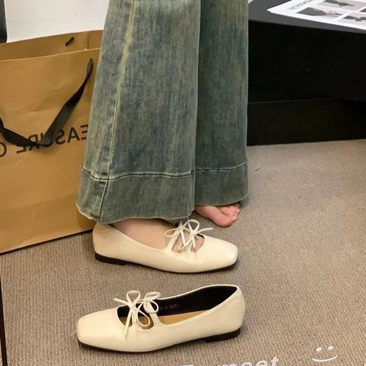 (พร้อมกล่อง) Luxlane รองเท้าแฟชั่นสำหรับผู้หญิง รองเท้าบัลเลต์หัวเหลี่ยมแบบแบน Elegant Retro Square Toe Mary Jane พร้อมโบว์เงินบัลเล่ต์แฟลต ขนาด 35-41 ราคา ถูกที่สุด ดีลบีเคเค แกลเลอรีภาพที่ 2
