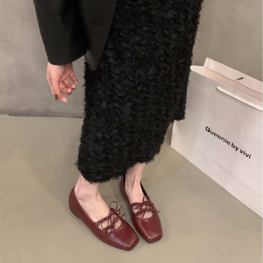 (พร้อมกล่อง) Luxlane รองเท้าแฟชั่นสำหรับผู้หญิง รองเท้าบัลเลต์หัวเหลี่ยมแบบแบน Elegant Retro Square Toe Mary Jane พร้อมโบว์เงินบัลเล่ต์แฟลต ขนาด 35-41 ราคา ถูกที่สุด ดีลบีเคเค แกลเลอรีภาพที่ 9