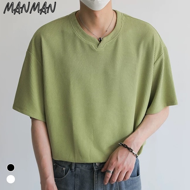 M&M แขนสั้นผู้ชาย คอวี แฟชั่นเรียบง่าย ผ้าระบายอากาศ ลำลองในชีวิตประจำวัน