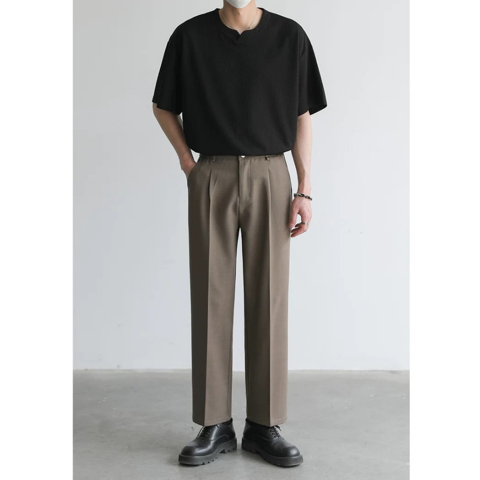 M&M แขนสั้นผู้ชาย คอวี แฟชั่นเรียบง่าย ผ้าระบายอากาศ ลำลองในชีวิตประจำวัน