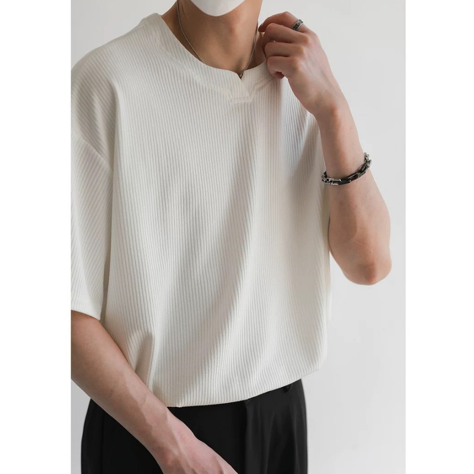 M&M แขนสั้นผู้ชาย คอวี แฟชั่นเรียบง่าย ผ้าระบายอากาศ ลำลองในชีวิตประจำวัน