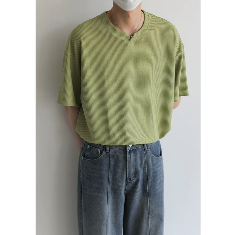 M&M แขนสั้นผู้ชาย คอวี แฟชั่นเรียบง่าย ผ้าระบายอากาศ ลำลองในชีวิตประจำวัน