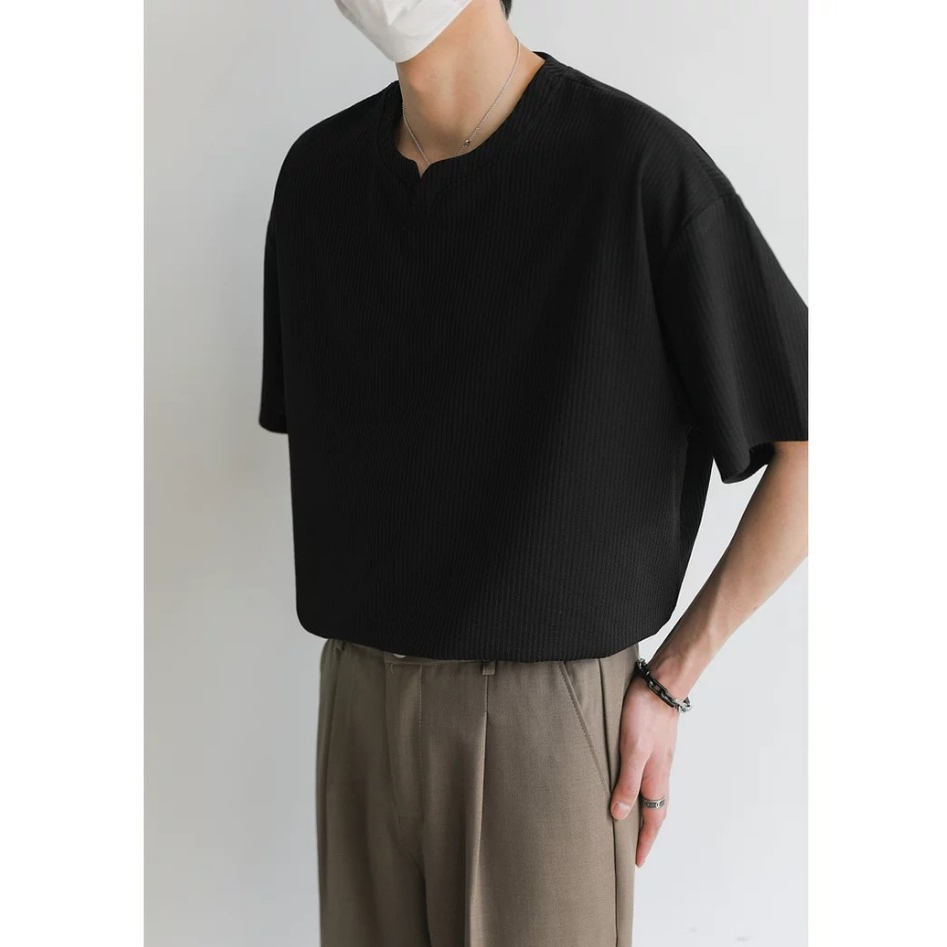 M&M แขนสั้นผู้ชาย คอวี แฟชั่นเรียบง่าย ผ้าระบายอากาศ ลำลองในชีวิตประจำวัน