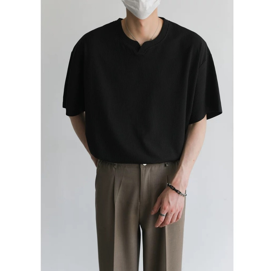 M&M แขนสั้นผู้ชาย คอวี แฟชั่นเรียบง่าย ผ้าระบายอากาศ ลำลองในชีวิตประจำวัน