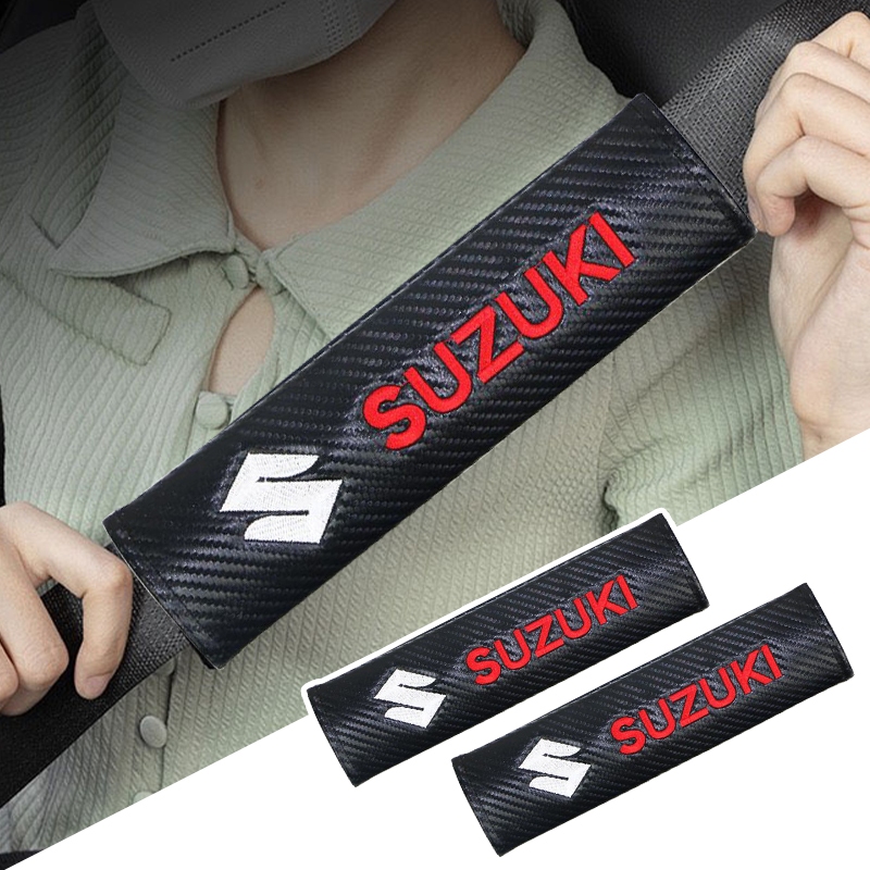 1pcs Breathable Seatbelt Pad เย็บปักถักร้อยโลโก้รถปกป้องไหล่เบาะสําหรับ SUZUKI DZire IGNIS Alto Spacia Jimny VITARA
