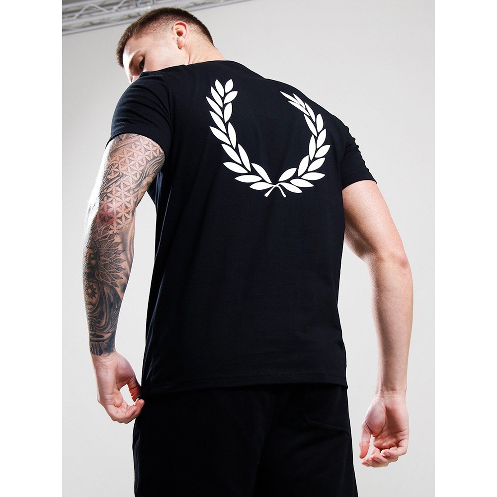 FredPerry ด้านหลังผงลอเรลพวงหรีดกราฟิก Prited เสื้อยืดผู้ชายแขนสั้นปักรอบคอ Casual T เสื้อผ้าฝ้าย 100% 2025 แฟชั่นฤดูร้อนใหม่ M7784