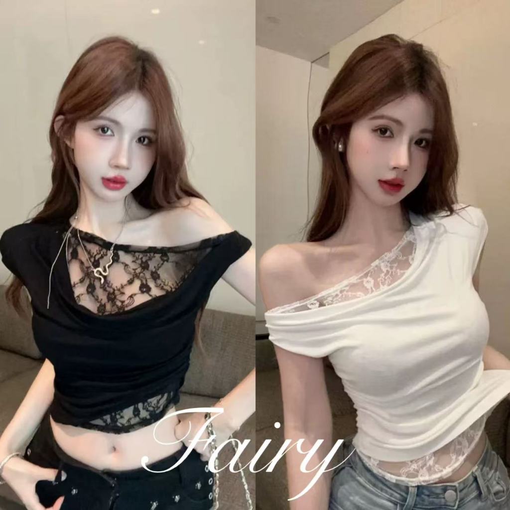 Fariy🍒คลังสินค้าพร้อม🍒ลูกไม้ประกบปลอมสองชิ้นเสื้อสตรีฤดูร้อน 2025 ใหม่สไตล์สวิงคอไม่สมมาตรไหล่เอียงเสื้อยืดแขนสั้น