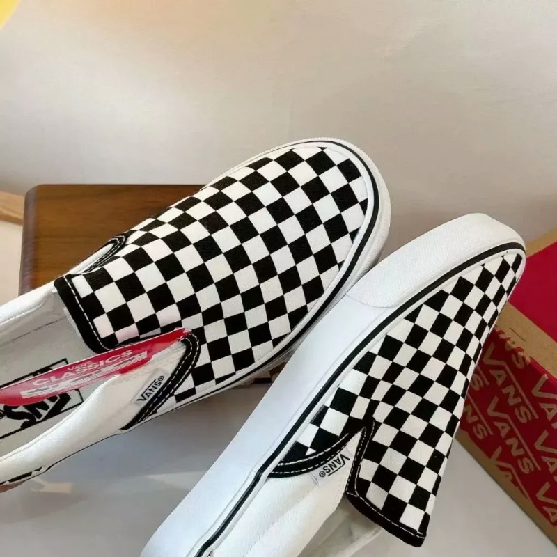 (จัดส่งที่รวดเร็ว) Slip-On Checkerboard White/Grey รองเท้าผ้าใบแบบสวม ขนาด 36-45