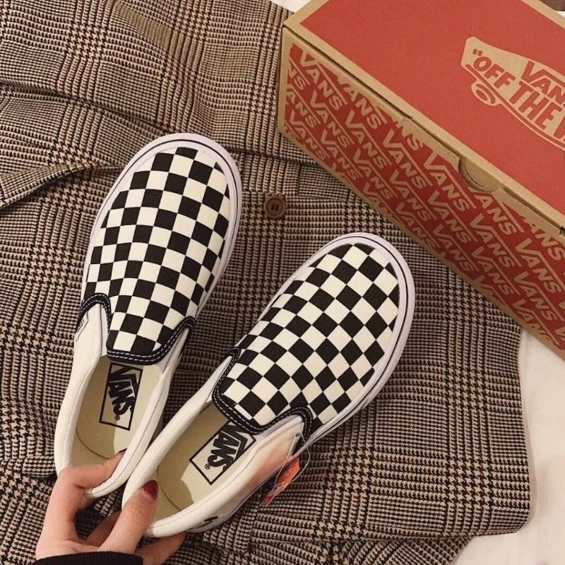 (จัดส่งที่รวดเร็ว) Slip-On Checkerboard White/Grey รองเท้าผ้าใบแบบสวม ขนาด 36-45
