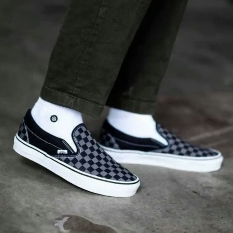 (จัดส่งที่รวดเร็ว) Slip-On Checkerboard White/Grey รองเท้าผ้าใบแบบสวม ขนาด 36-45