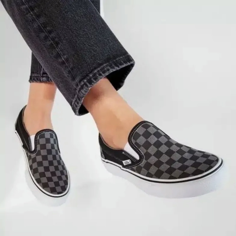 (จัดส่งที่รวดเร็ว) Slip-On Checkerboard White/Grey รองเท้าผ้าใบแบบสวม ขนาด 36-45