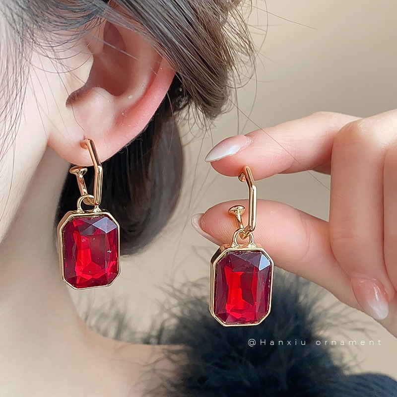 เพชร-หุ้มห่อ สีแดงตารางจี้สร้อยคอย้อนยุคแสงหรูหราแฟชั่นอารมณ์กระดูกไหปลาร้าโซ่ขนาดเล็กที่ละเอียดอ่อนอาวุโสความรู้สึกสร้อย - รูปที่ 2