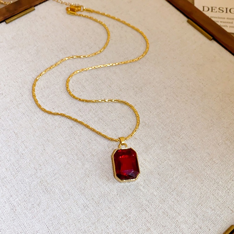 เพชร-หุ้มห่อ สีแดงตารางจี้สร้อยคอย้อนยุคแสงหรูหราแฟชั่นอารมณ์กระดูกไหปลาร้าโซ่ขนาดเล็กที่ละเอียดอ่อนอาวุโสความรู้สึกสร้อย - รูปที่ 4