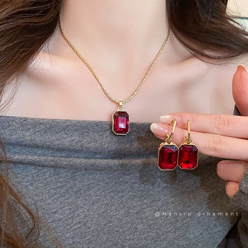 เพชร-หุ้มห่อ สีแดงตารางจี้สร้อยคอย้อนยุคแสงหรูหราแฟชั่นอารมณ์กระดูกไหปลาร้าโซ่ขนาดเล็กที่ละเอียดอ่อนอาวุโสความรู้สึกสร้อย