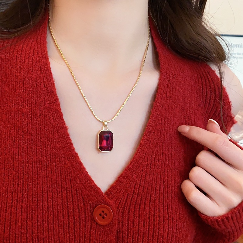 เพชร-หุ้มห่อ สีแดงตารางจี้สร้อยคอย้อนยุคแสงหรูหราแฟชั่นอารมณ์กระดูกไหปลาร้าโซ่ขนาดเล็กที่ละเอียดอ่อนอาวุโสความรู้สึกสร้อย - รูปที่ 3