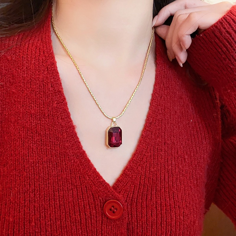 เพชร-หุ้มห่อ สีแดงตารางจี้สร้อยคอย้อนยุคแสงหรูหราแฟชั่นอารมณ์กระดูกไหปลาร้าโซ่ขนาดเล็กที่ละเอียดอ่อนอาวุโสความรู้สึกสร้อย - รูปที่ 5