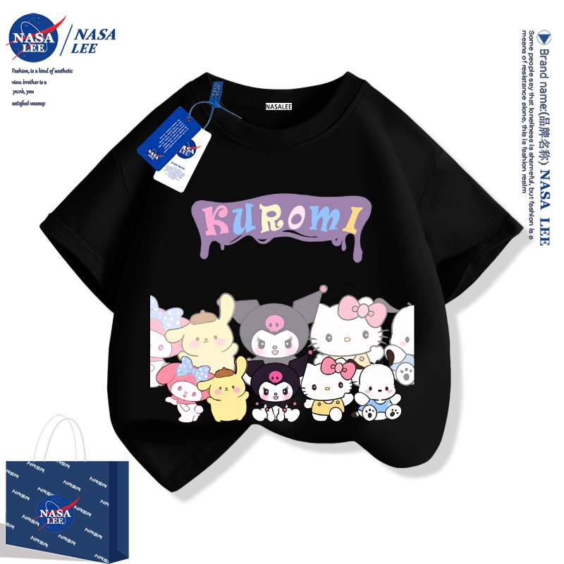 นาซ่า เด็กผ้าฝ้ายแท้สีดําครึ่งแขน 2025 ฤดูร้อนสไตล์ใหม่ชายหญิงการ์ตูน คุโรมิ พิมพ์แขนสั้น