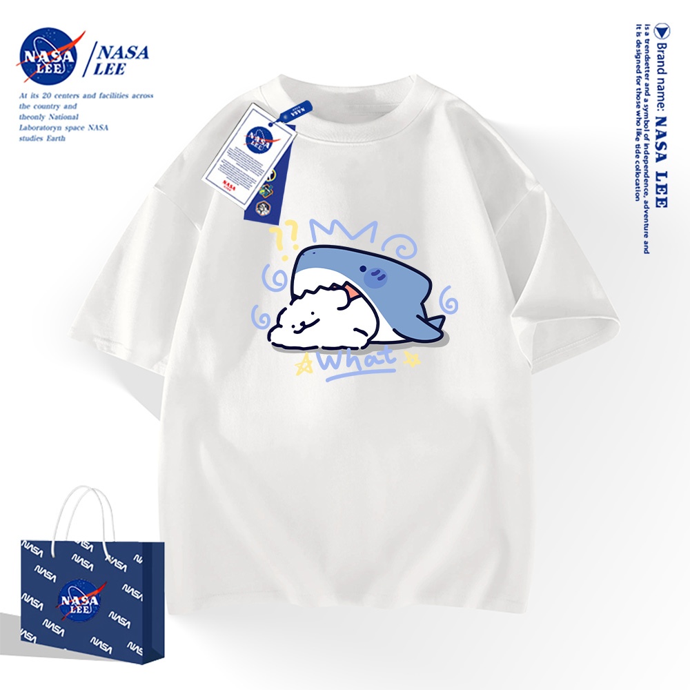 NASAเสื้อยืดแขนสั้น 100% คอตตอนสไตล์อเมริกัน สำหรับผู้ชายและผู้หญิง เสื้อดีไซน์ต้นฉบับลายฉลามขี้เล่น