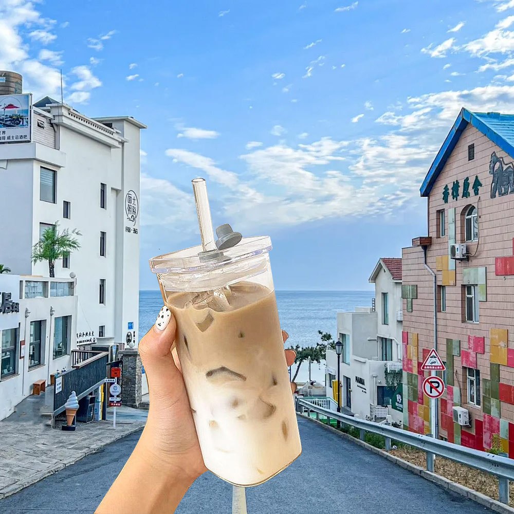 แก้วกาแฟทรงสี่เหลี่ยมทนความร้อนพร้อมฝาปิดและหลอดดูด แก้วกาแฟชานมใส แก้วน้ำผลไม้ แก้วเครื่องดื่มสำหรับบาร์ในบ้าน