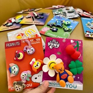 (599ส่งฟรีทั่วไทย🚚)set5/10pcs✨CROCS JIBBITZ CHARMS ของแท้ 100%✨ ❤️เลือกลายได้หลาก! อุปกรณ์แต่งรองเท้า