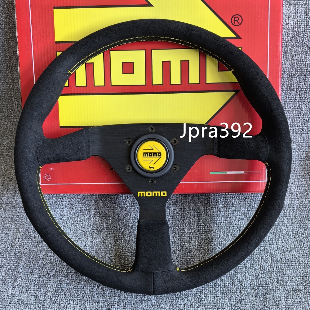 พวงมาลัยหนังนิ่ม MOMO V1 หนังกลับ 340mm เย็บสีเหลือง+กระดุมแตร