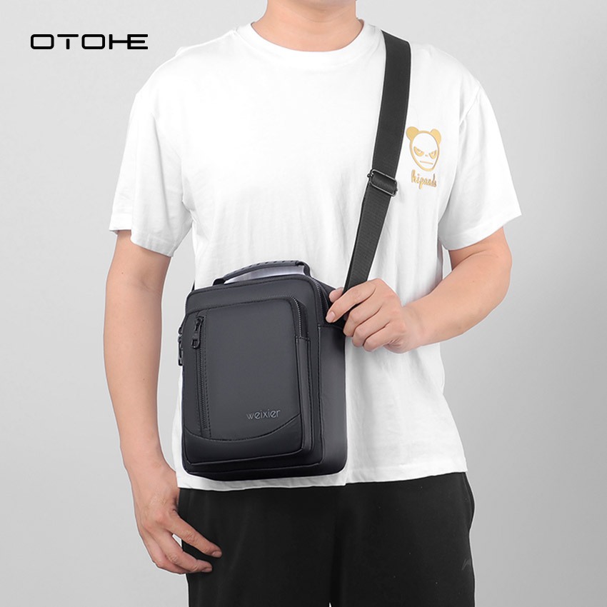 OTOHE กระเป๋าสะพายไหล่ผู้ชายกระเป๋าสะพายข้างกระเป๋ากันน้ําหนัง PU Casual Sport Street Bag