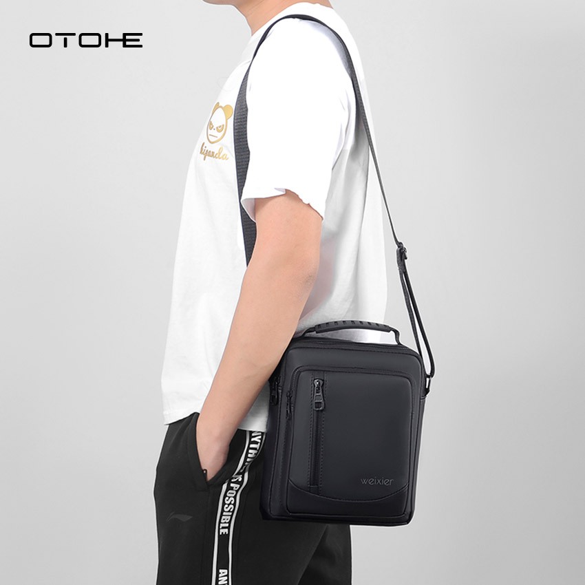 OTOHE กระเป๋าสะพายไหล่ผู้ชายกระเป๋าสะพายข้างกระเป๋ากันน้ําหนัง PU Casual Sport Street Bag