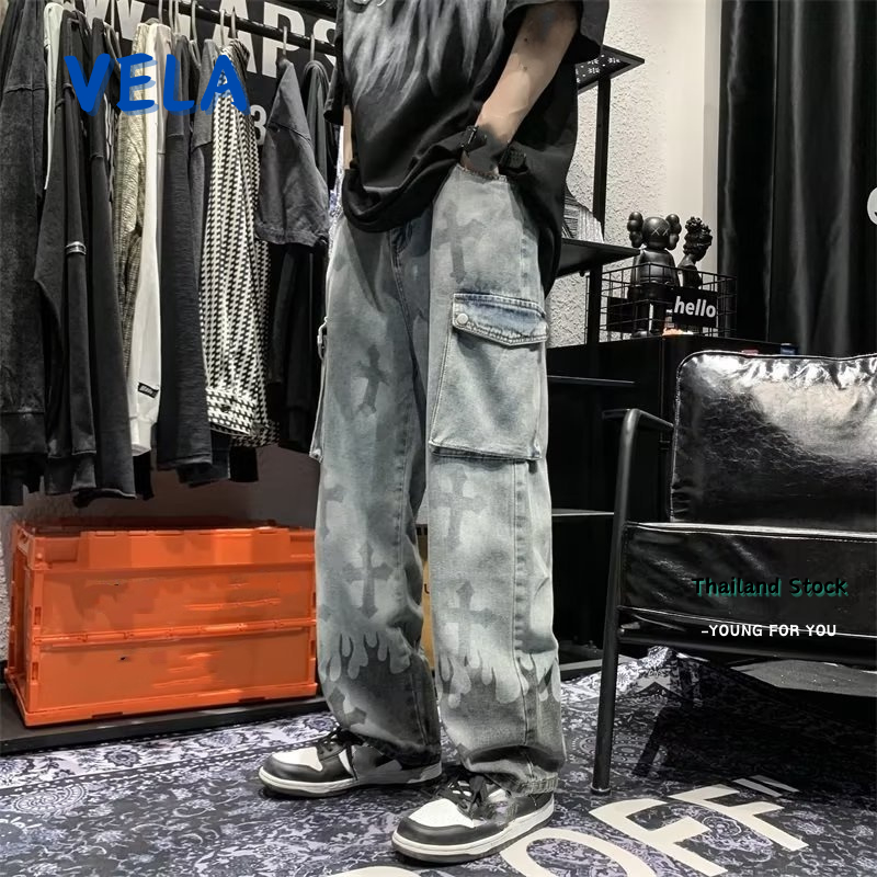 Vela กางเกงยีนส์คาร์โก้ผู้ชาย แพทช์ข้าม ทรงหลวม เข้ากับทุกการแต่งกาย  ทรงตรง สไตล์เกาหลี กระบอกใหญ่ 