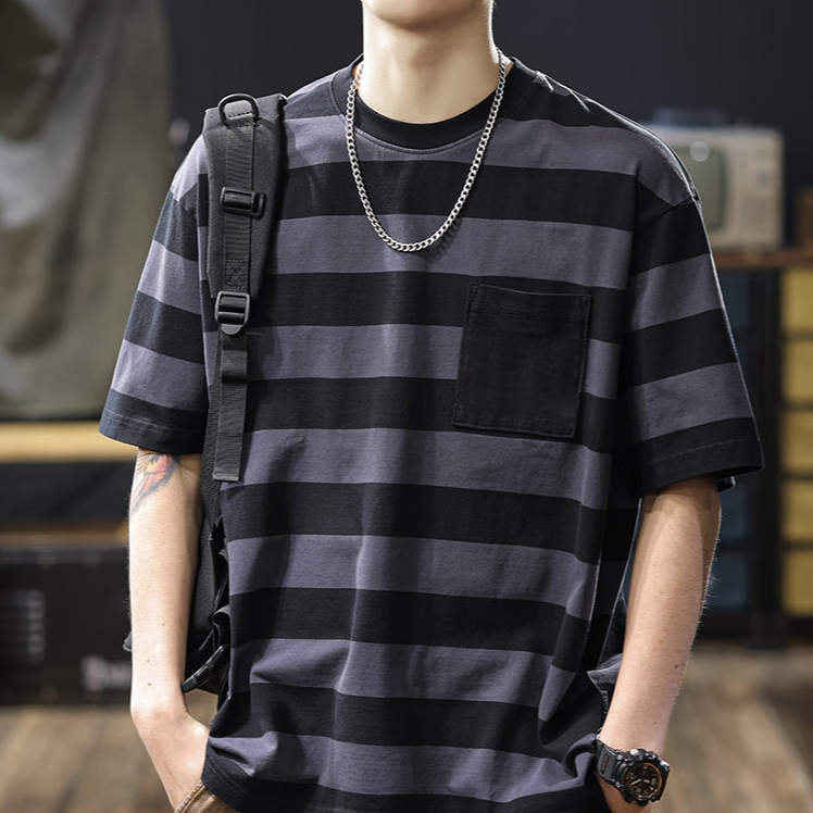 M&M เสื้อยืดผู้ชาย แถบ คอกลม แฟชั่นสบาย ๆ บุคลิกภาพที่หลวม ร้อยชุด