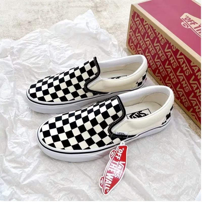 (จัดส่งที่รวดเร็ว) Slip-On Checkerboard White/Grey รองเท้าผ้าใบแบบสวม ขนาด 36-45