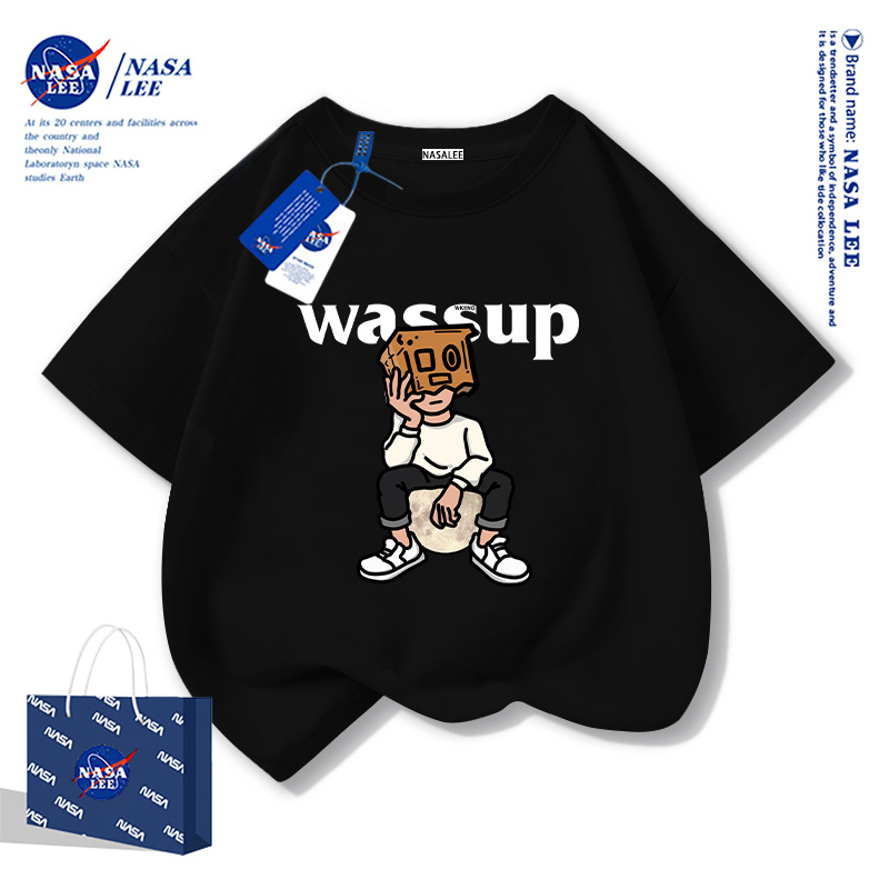 NASA เสื้อยืดแขนสั้นฤดูร้อนสไตล์อเมริกัน สำหรับเด็ก รุ่นใหม่ปี 2025 ผ้าคอตตอนนุ่มสบาย ลายเด็กใส่หมวก