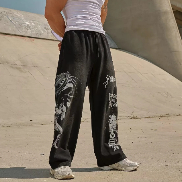 2025 YUNGLA American co branded อะนิเมะ Attack on Titan Jogger Gym Fitness Cotton looped พิมพ์กางเกงขากว้าง Hip hop Cotton 100(%)