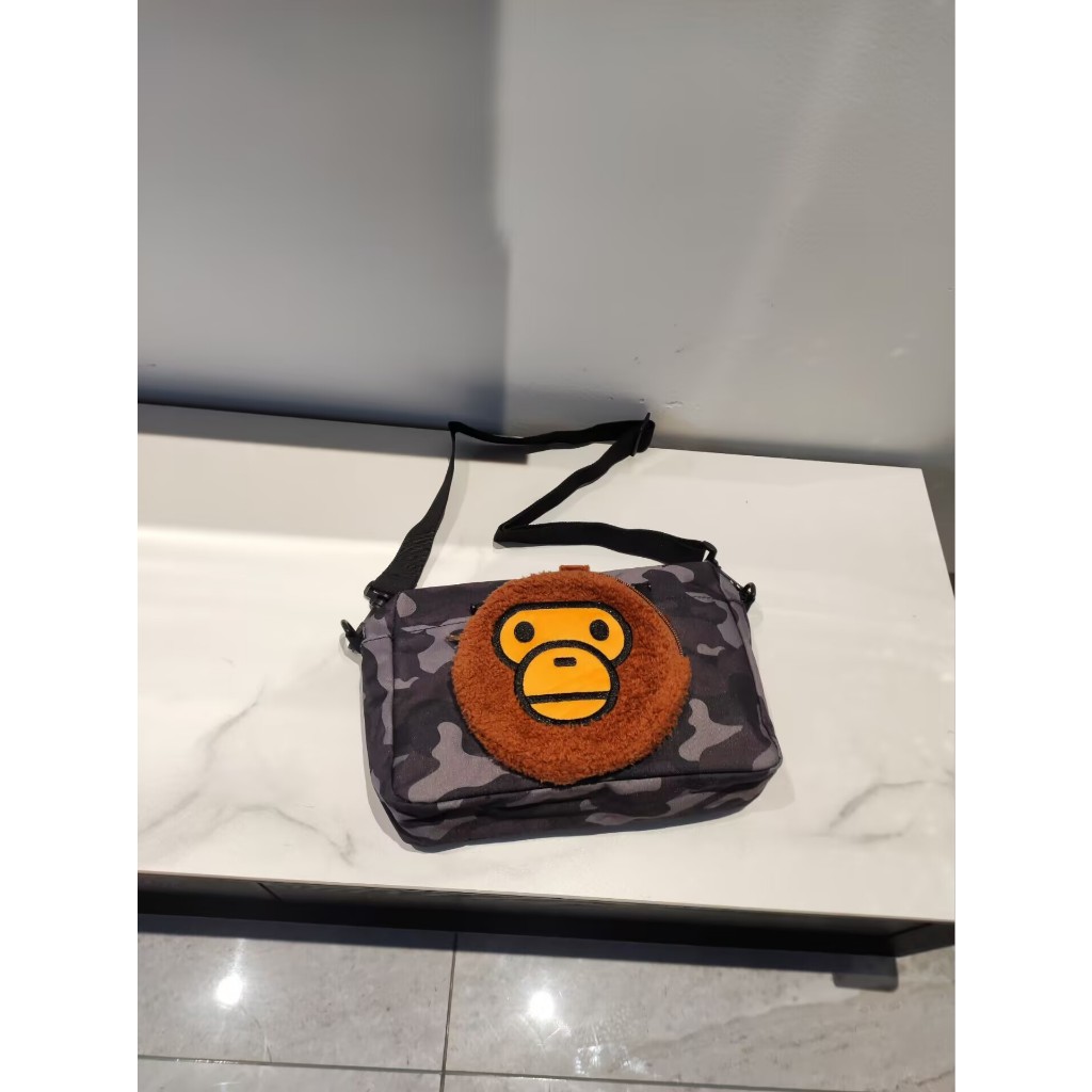 Bape กระเป๋าสะพายข้างลายพราง กระเป๋าใส่เหรียญตุ๊กตาลิง