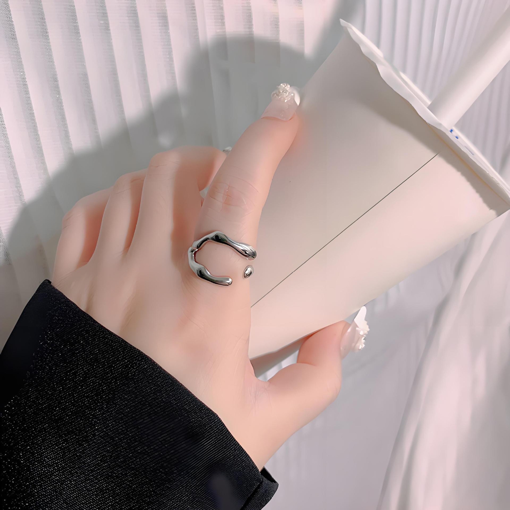 Retro Baroque สไตล์ไม่สม่ําเสมอ Slit Line สแตนเลสเปิดแหวนสีการเก็บรักษาแหวนสาว