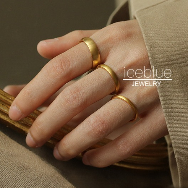 Iceblue-Brushed Simple แหวน 18K Gold Plated 316L ไทเทเนียมเหล็กกันน้ํา Non Tarnish Hypoallergenic แฟชั่น Unisex แหวนคู่สําหรับผู้หญิงผู้ชาย R15