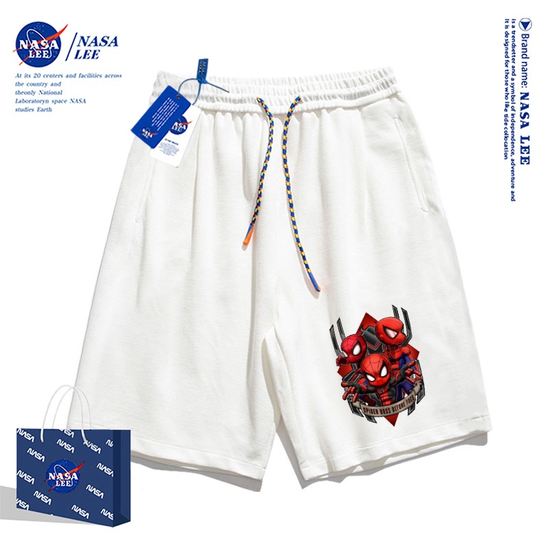 【มีสินค้า】กางเกงขาสั้นสีขาวลายสไปเดอร์แมนเท่ๆ จาก NASA รุ่นใหม่ปี 2025 สำหรับเด็กผู้ชาย ฤดูร้อน สไตล์แฟชั่น