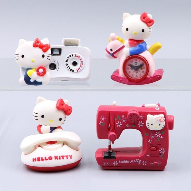 4 ชิ้น/เซ็ต 3-4 ซม.อะนิเมะ Hello Kitty จําลองจักรเย็บผ้าม้าไม้นาฬิกาปลุกโทรศัพท์พื้นฐานรุ่น Q PVC Ac