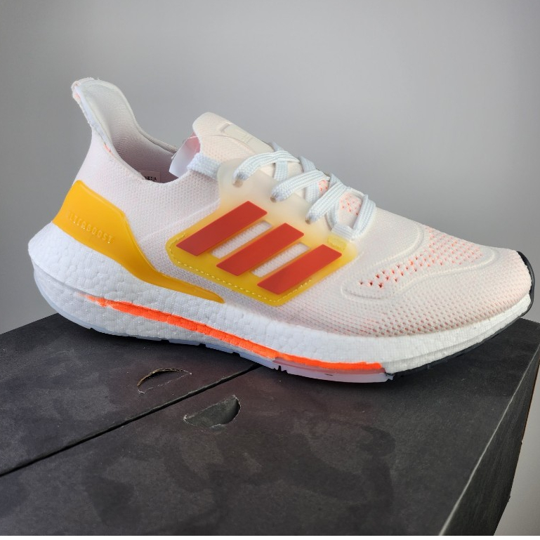 Adidas Ultra Boost 7.0 รองเท้าวิ่งกีฬาและสันทนาการสีขาว สีเหลือง และสีแดง