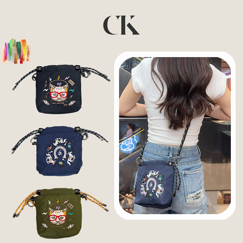 CINVAI&KROZE กระเป๋าสะพายข้างลายการ์ตูนแนวทแยงสไตล์ญี่ปุ่นสำหรั สายสะพายไหล่แบบปรับได้ ผ้าไนล่อน