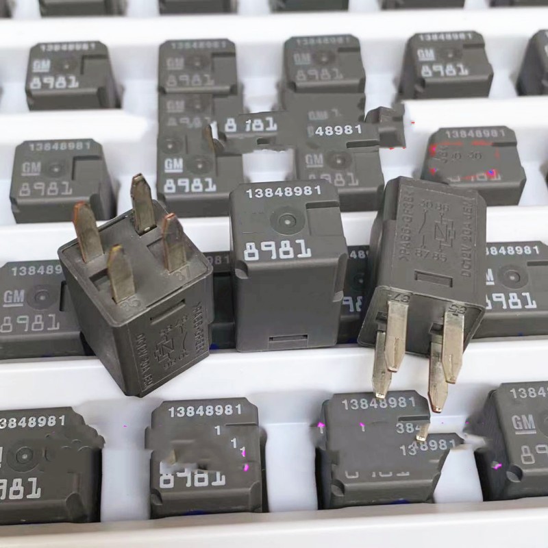 รีเลย์จิ๋ว 13848981 PA66-GF33 12V 20A รีเลย์รถยนต์ 4 พิน