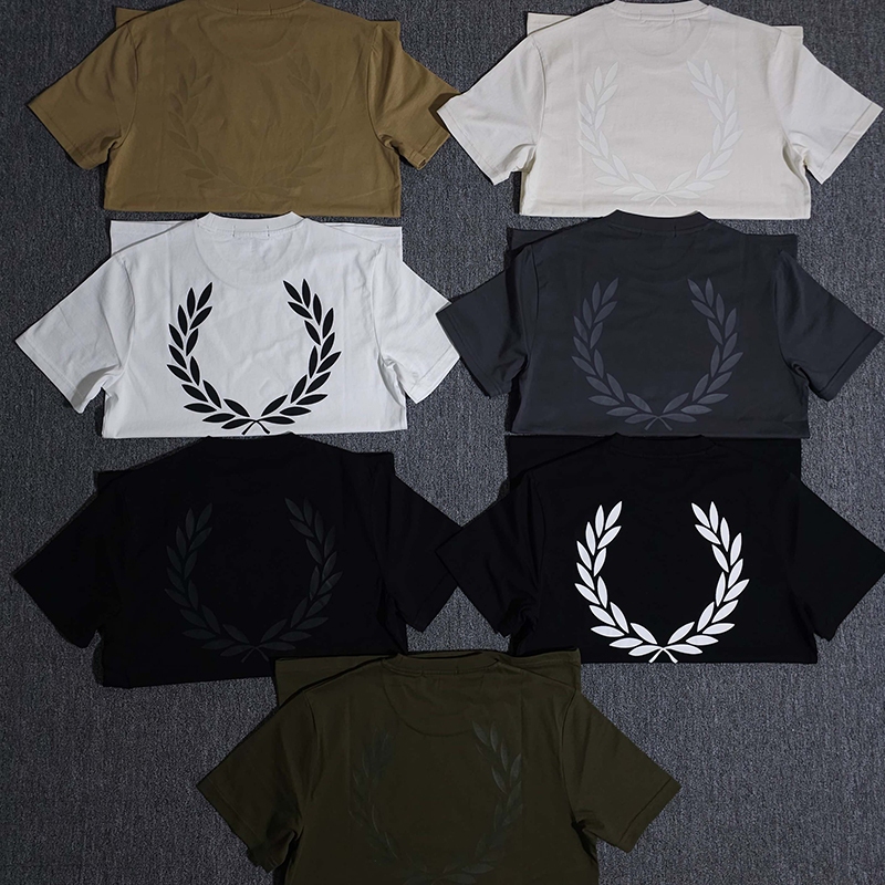FredPerry ด้านหลังผงลอเรลพวงหรีดกราฟิก Prited เสื้อยืดผู้ชายแขนสั้นปักรอบคอ Casual T เสื้อ 2025 ฤดูร้อนใหม่ M7784